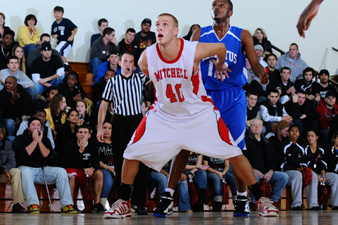 Men's Basketball Drops Non-Conference Tilt at Conn College