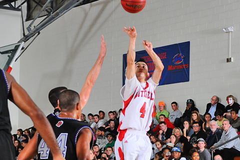 Men's Basketball Falls to Wesleyan at Hockenbury Classic