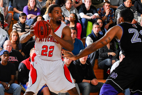 Men's Basketball Beats Salve Regina at the Buzzer