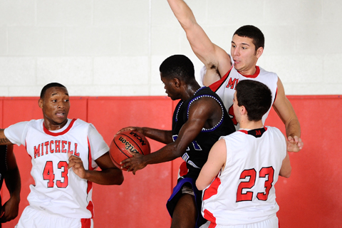 Hot Shooting Carries MBB Over SVC