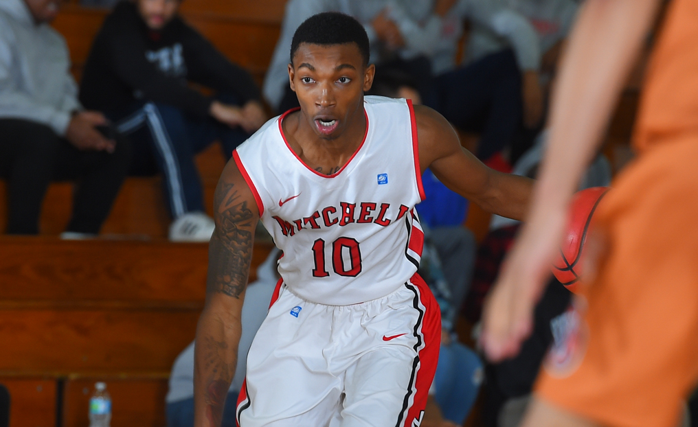 Men's Basketball Holds Off Elms Down the Stretch