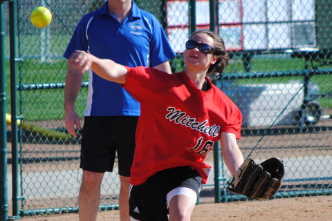 Softball Loses to Elms, Rebounds Against Bay Path