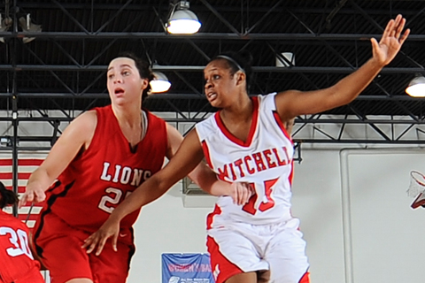 Women's Hoops Holds On at Wheelock
