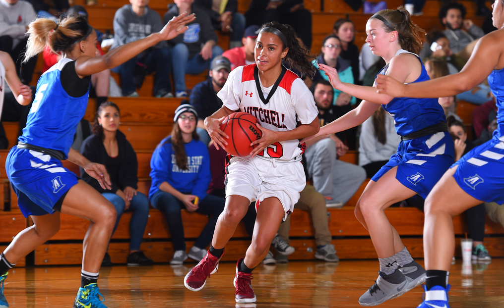 Women's Hoops Keeps It Going at DWC