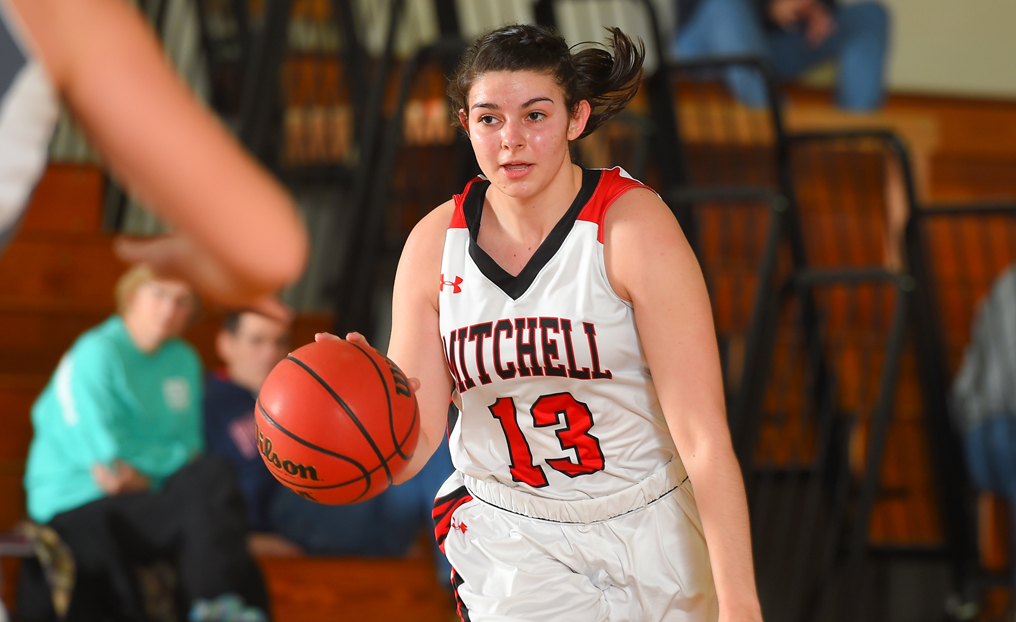 WBB Earns Road Win at Wentworth