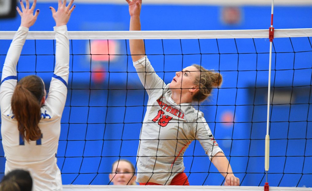 Volleyball Falls Just Short at USJ
