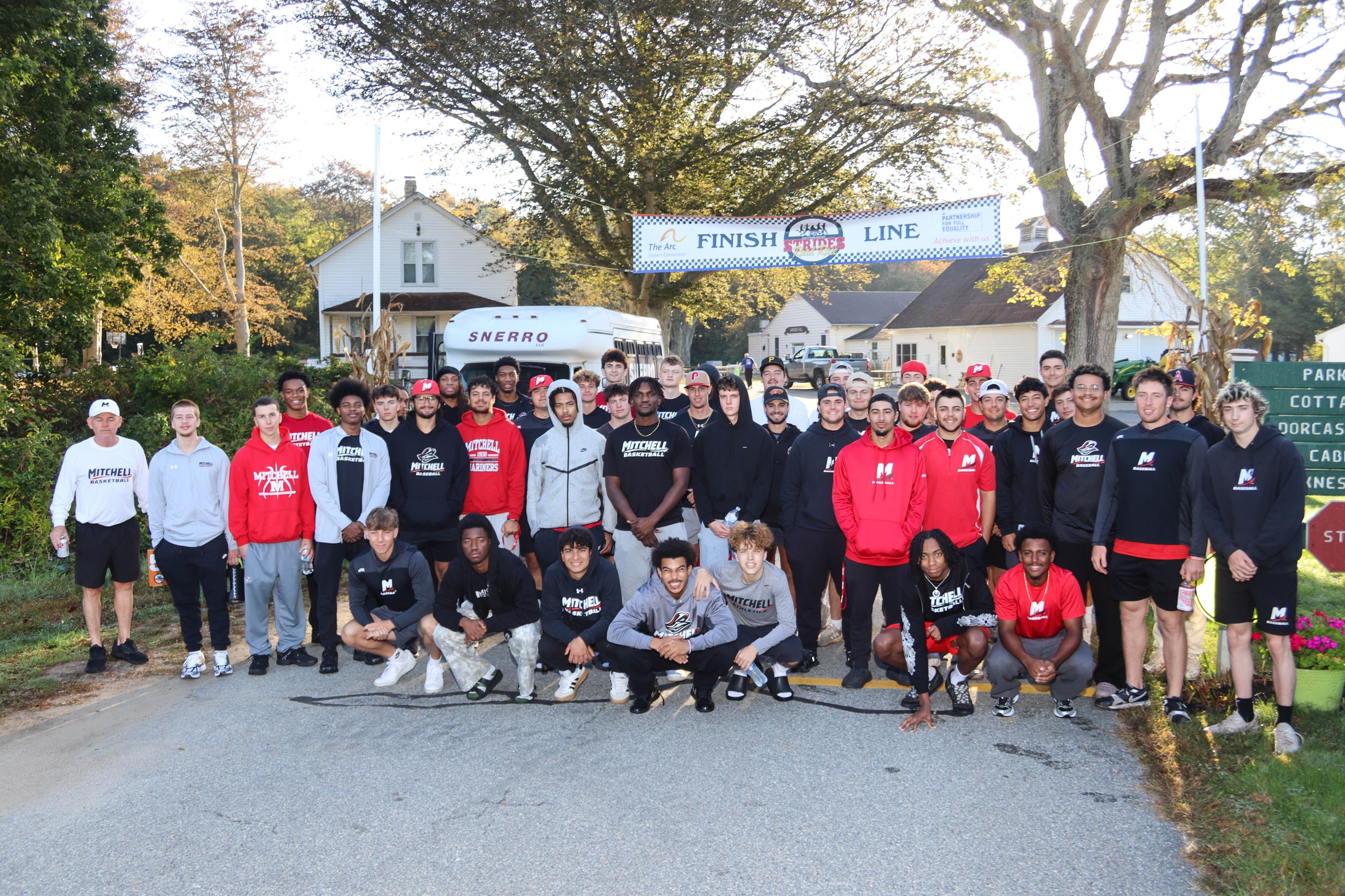Mariners Give Back at Strides Road Race