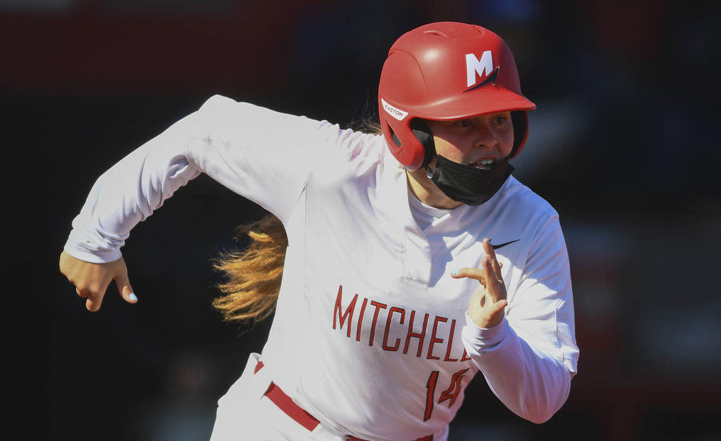 Softball Completes Series Sweep of Becker