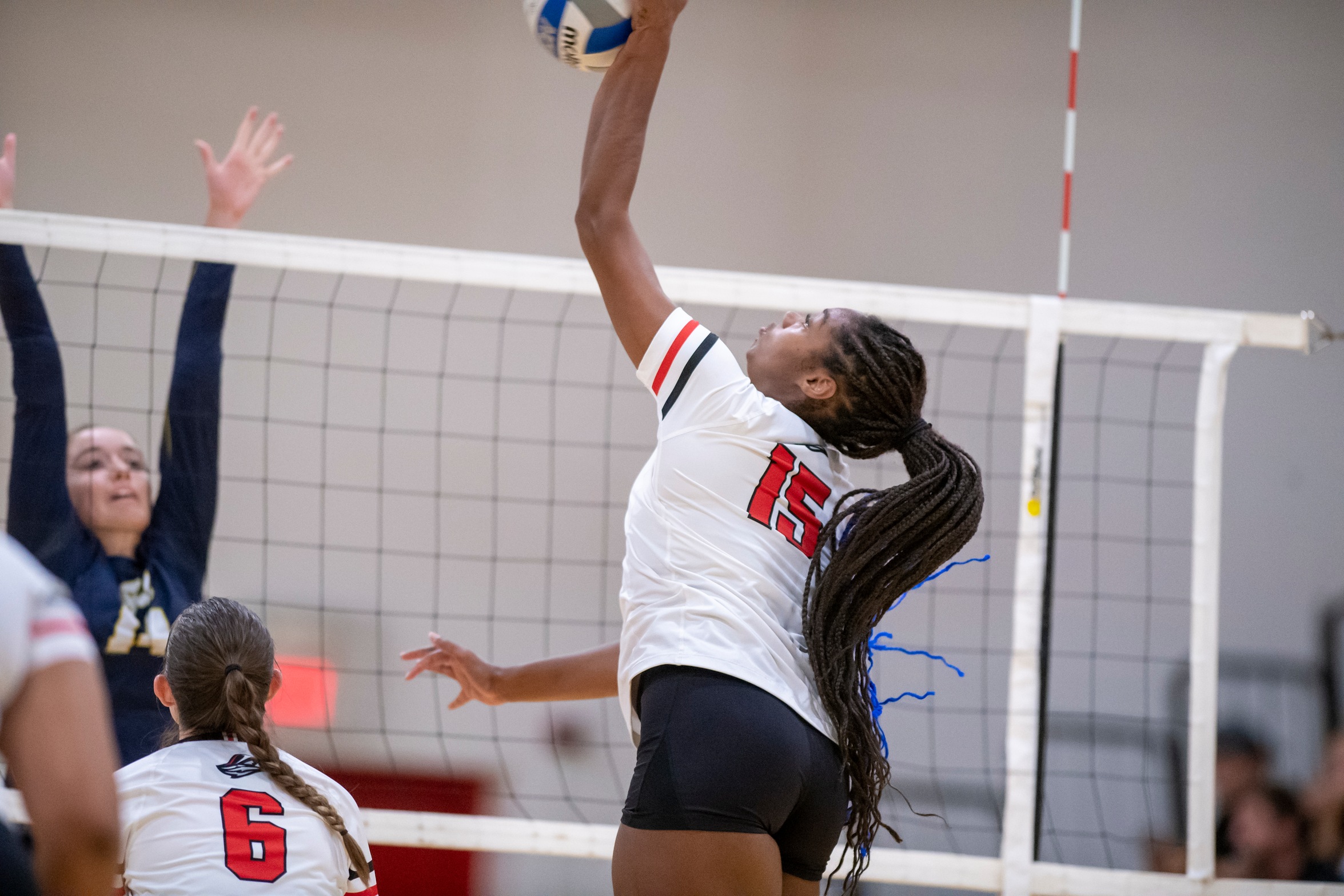 Volleyball Falls 3-0 at Conn